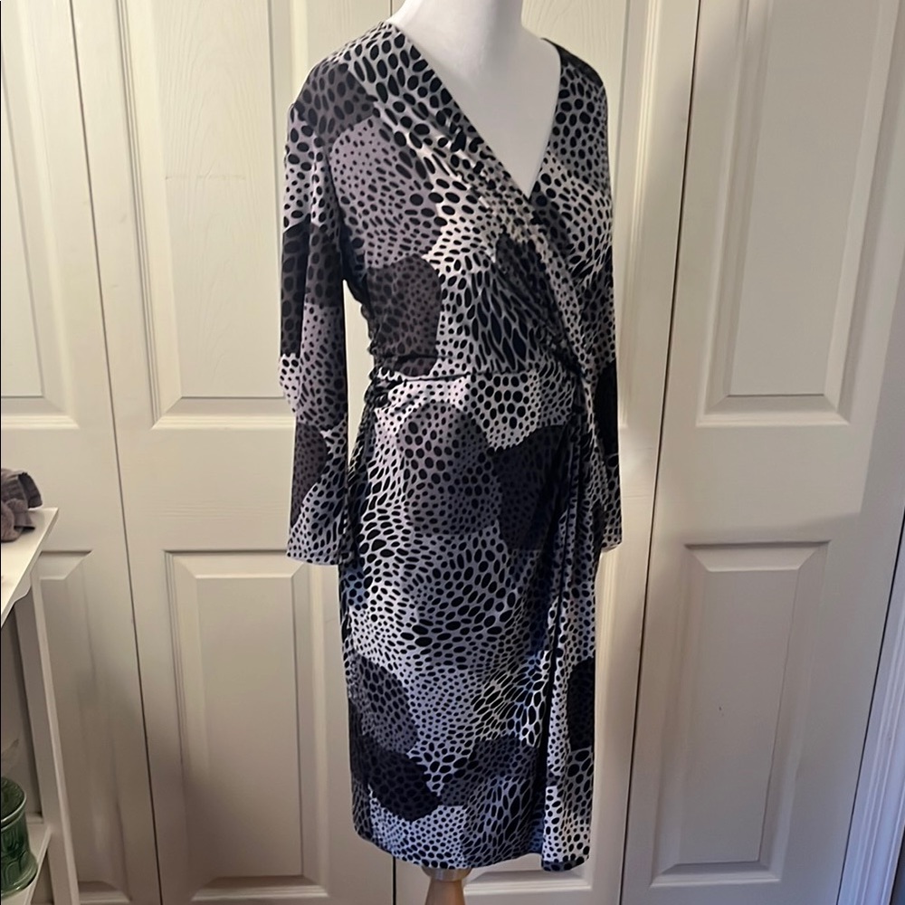 Anne Klein Gray and White Sheath Dress with Bell Sleeves